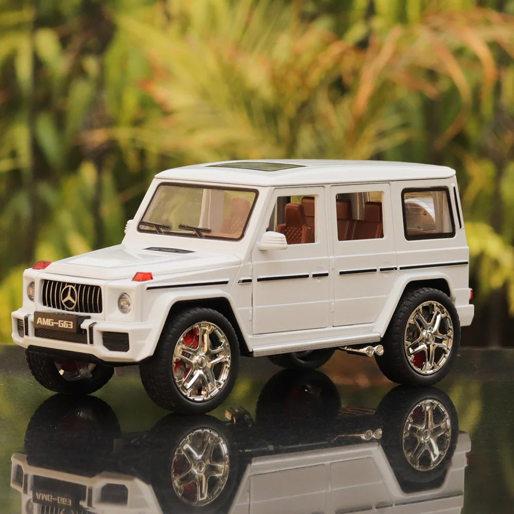 Diecast G-Wagon Eject Smock Fog AMG Toy Car, Pull Back Alloy Simulation Car (White)