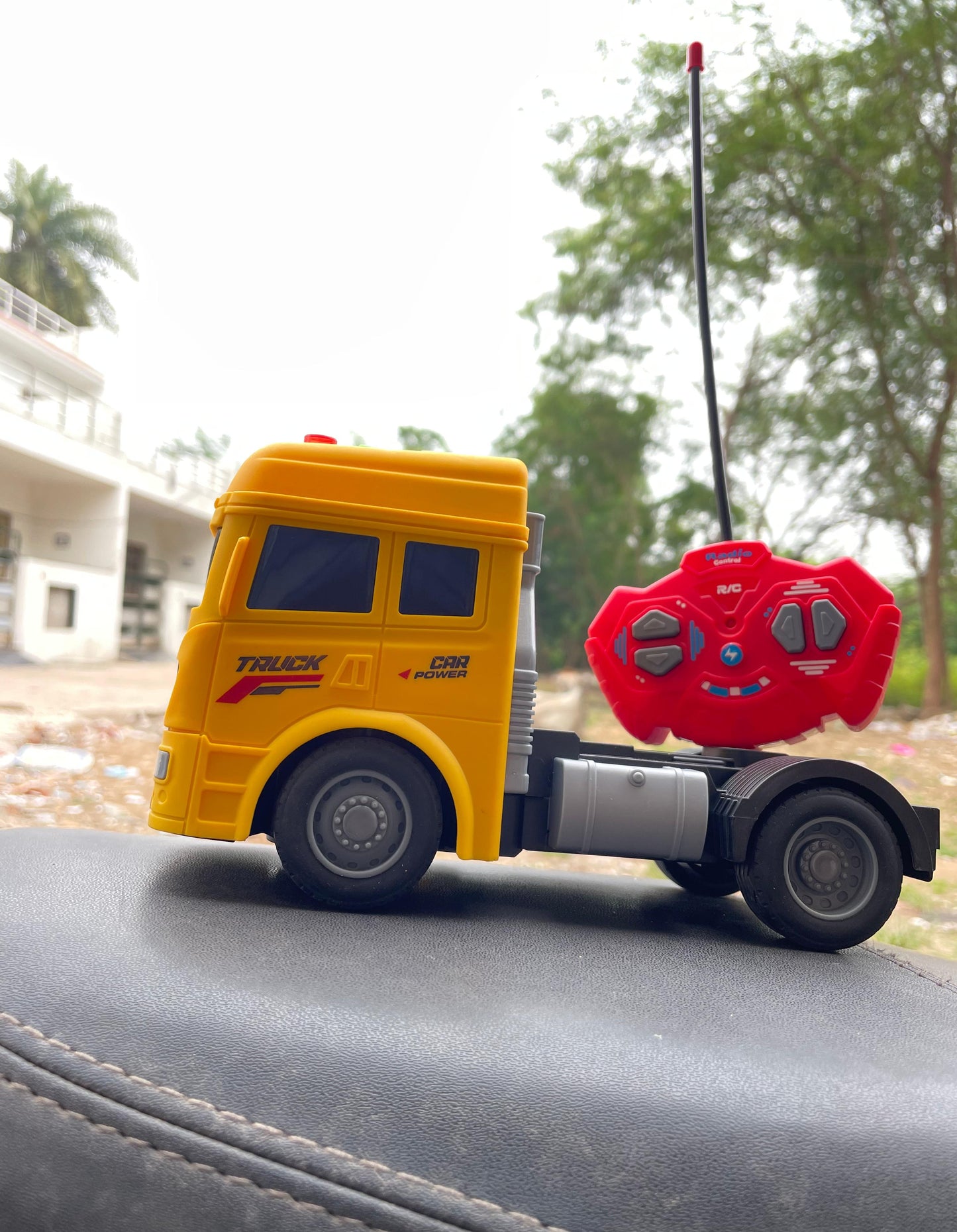 Big Truck 1:16 Scale RC Truck Spray All Terrain Stunt Car Power